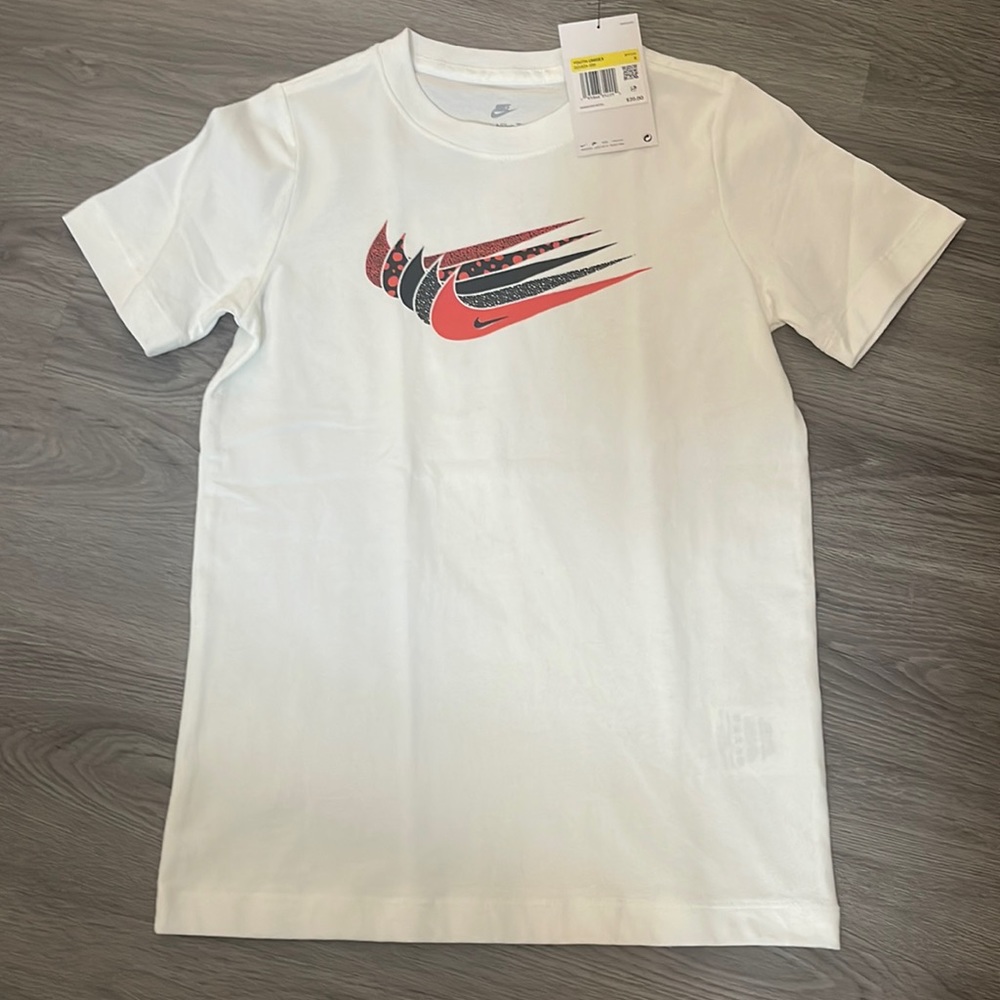 NWT Nike t shirt pairs with joggers or shorts sold separately